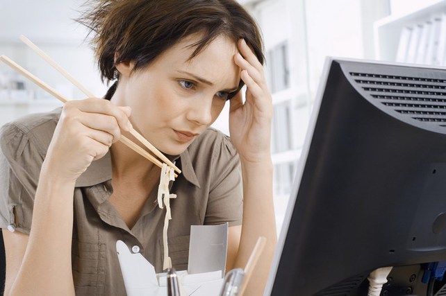 Mujer en oficina estresada